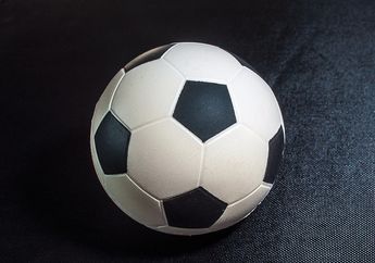 Kenapa Bola Sepak Berwarna Hitam Putih dengan Pola Segi Lima dan Enam?