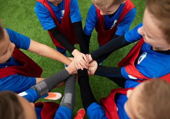Kenapa Ada Anak Kecil yang Dampingi Pemain saat Pembukaan Pertandingan Sepak Bola?
