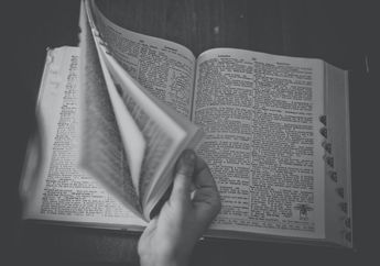 Perbedaan Penggunaan Verb 1 dan Verb-ing dalam Bahasa Inggris