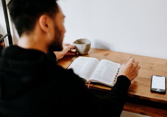 Jawab Soal Bahasa Inggris Kelas XII Chapter 9, Reading Task 2