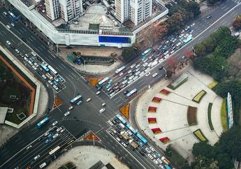 Jawab Soal Bahasa Inggris Kelas VIII Chapter 6, Things That Make Road Busy by Siti, Udin, Dayu