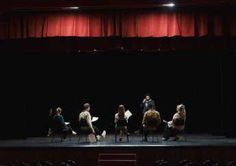 Jawab Soal Latihan Tabel 7.3 Mengevaluasi Plot dalam Drama Naskah, Materi Bahasa Indonesia Kelas 11 Kurikulum Merdeka