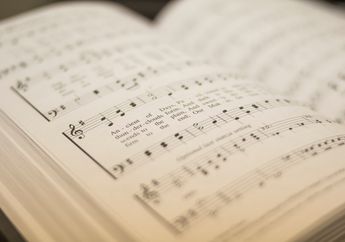 Jawab Soal Bahasa Inggris Kelas XI Chapter 7, 'We Shall Overcome'