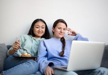 Jawab Soal Bahasa Inggris Kurikulum Merdeka Kelas X Chapter IV, Eat While Watch TV