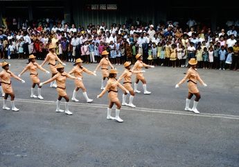 Jawab Soal Bahasa Inggris Buku Kurikulum Merdeka Kelas VIII Chapter 1 Unit 2, Going to a Parade