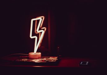 Sejak Kapan Lampu Neon Ditemukan?