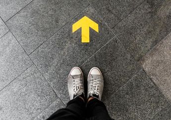 Contoh Kalimat Menggunakan Adverb of Direction