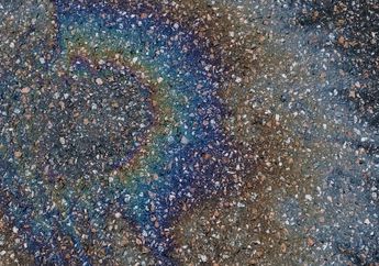 Mengapa Bensin Terlihat Warna Warni Ketika di Air?