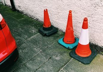 Mengapa Traffic Cone Berwarna Oranye?
