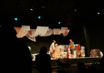 Jawab Soal Perbedaan Pemeranan Teater Tradisional dan Non Tradisional