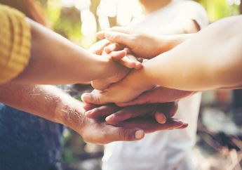 11 Butir Pengamalan Sila Kelima Pancasila, Salah Satunya Menghormati Hak Orang Lain
