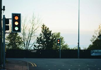 Mengapa Ada Lampu Kuning pada Lampu Lalu Lintas?