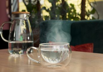 5 Manfaat Minum Air Putih Hangat di Pagi Hari setelah Bangun Tidur