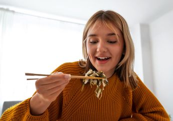 5 Tips Belajar Menggunakan Sumpit untuk Makan