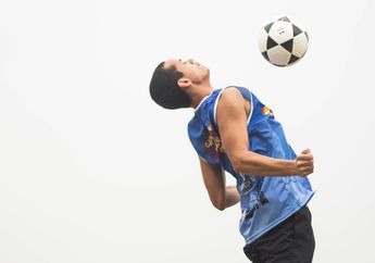 Tahapan Cara Mengontrol Bola dengan Dada dalam Permainan Sepak Bola