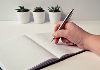 Esensi dalam Menulis Puisi, Materi Bahasa Indonesia Kelas XI Kurikulum Merdeka