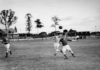 2 Teknik Gerak Menyundul Bola dalam Permainan Sepak Bola, Materi PJOK Kelas XI