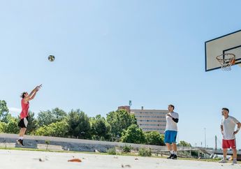 4 Langkah Melempar Bola Basket Melalui Atas Kepala atau Overhead Pass, Materi PJOK Kelas VIII