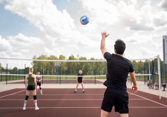 Cara Melakukan Servis Atas atau Tenis Servis Permainan  Bola Voli, Materi PJOK Kelas VIII