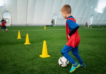 Gerakan Menggiring Bola dengan Kaki Bagian Dalam dan Luar, Materi PJOK Kelas VIII