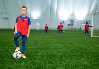 Gerakan Menahan Bola dengan Telapak Kaki dalam Sepak Bola, Materi PJOK Kelas VIII