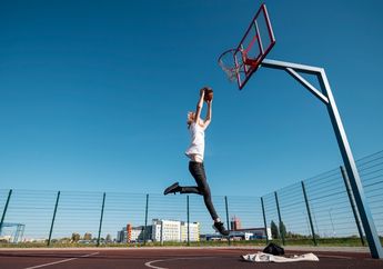 Cara Melakukan Lay Up Shoot pada Permainan Bola Basket, Materi PJOK Kelas VIII