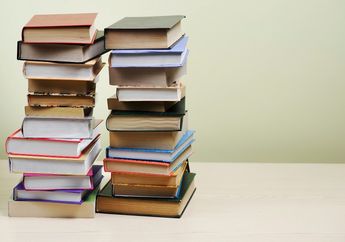 Jawab Soal Bahasa Inggris Poster 'Let's Donate Old Books', Kelas VIII Kurikulum Merdeka