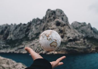 5 Pengaruh Letak Geografis Indonesia di Persimpangan Lalu Lintas Dunia dan Keuntungannya, Materi Geografi Kelas XI