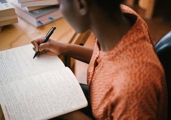Menggunakan Kaidah Bahasa untuk Menyampaikan Kritik, Materi Bahasa Indonesia Kelas X
