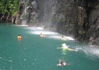 Segarnya Air Terjun Kahatola di Laut Maluku