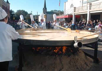 Tradisi Memasak Telur Dadar Raksasa di Belgia