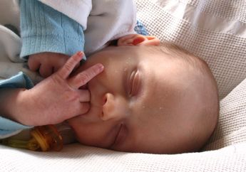 Kenapa Adik Bayi Suka Mengisap Jarinya?