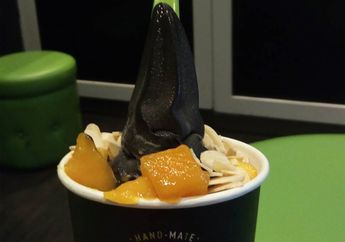 Uniknya Frozen Yoghurt Warna Hitam