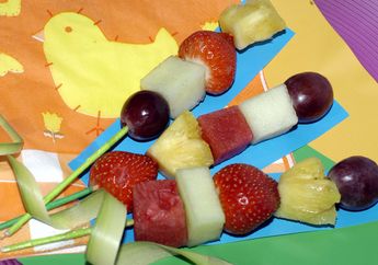 Membuat Sate Buah