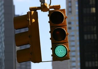 Lampu Lalu Lintas di Jepang Berwarna Merah, Kuning, dan Biru. Kenapa Bukan Hijau, ya?