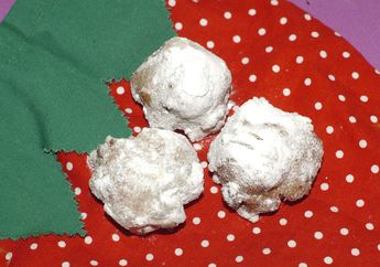 Membuat Kue Bola-bola Salju