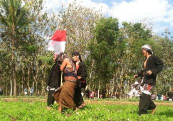 Cing Cing Goling, Upacara Adat dengan Menginjak-injak Tanah Pertanian
