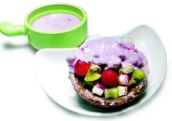 Salad Buah dalam Mangkuk Cokelat