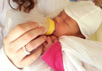 Mengapa Adik Bayi Bisa Kenyang Hanya dengan Minum Susu?