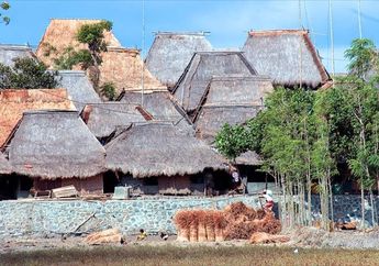 7 Rumah Bale Suku Sasak yang Menarik Wisatawan Bule
