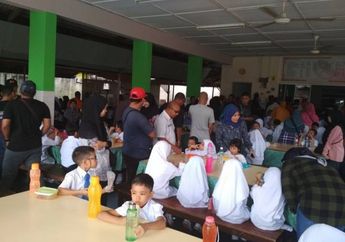 Di Hari Pertama Sekolah Setelah Libur, Anak Ini Terpaksa Makan Sambil Jongkok di Lantai