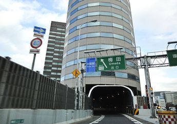 Hebat, Jalan Tol Ini Menembus Gedung Tinggi!