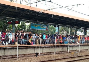 Yuk, Jaga Ketertiban di Peron Kereta!