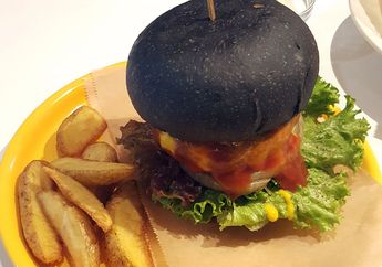 Pernahkah Teman-teman Mencoba Makanan Serba Hitam Ini?
