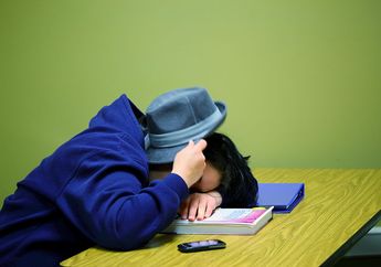 Pernah Tertidur di Kelas? Ternyata Bukan Karena Bosan, Inilah Penyebab Sebenarnya!