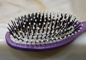 Rambut Rontok 100 Helai Setiap Harinya, Berbahayakah?