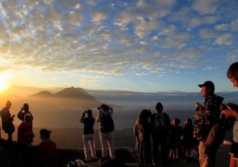 5 Gunung Indonesia yang Menyajikan Keindahan Matahari Terbit