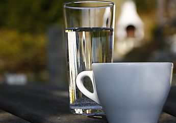 Selain Membantu Meredakan Hidung Tersumbat, Ini Dia Manfaat Minum Air Hangat