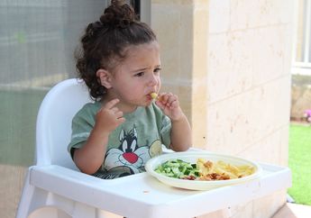 Mengapa Kita Tidak Disarankan Makan Sambil Berdiri?