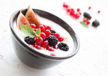 Makan Yogurt Dicampur Susu, Amankah untuk Sistem Pencernaan Kita?
